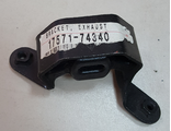Кронштейн глушителя Toyota   17571-74340