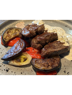 Медальоны из телятины с грибным соусом