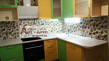 Кухонный гарнитур с плёночными фасадами: Тыква и Салатовый матовые.