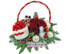 Новогодняя корзина с цветами и конфетами