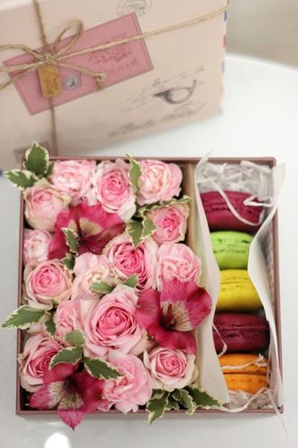Квадратная коробочка с цветочной композицией и макарунами