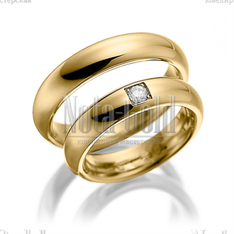 Классические обручальные кольца бублики из желтого золота с бриллиантом квадратной формы в женском к
