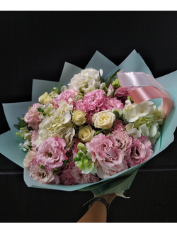 Красивый букет цветов: лизиантус, гортензия и кустовая роза