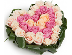 Романтическая композиция в виде сердца из 31 розы и аспидистр