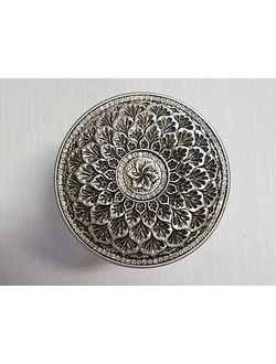 Цвет серебро, отделка стразами, подхват смотрится идеально с бархатом стального цвета