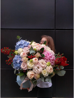 Гиганский букет в шляпной коробке из пионовидных роз, эустомы, иллекса, голубой и розовой гортензии