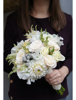 Белый свадебный букет из георгин, шариков брунии, белых роз и астильбы. Белый букет невесты