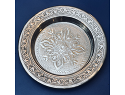 Тарелка сервировочная металлическая с орнаментом (18/12 см)