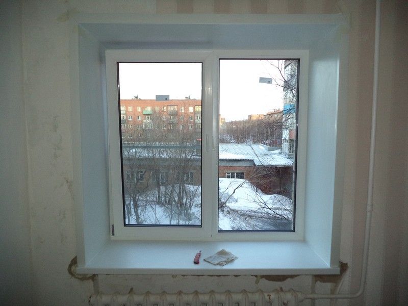 Пластиковое двухстворчатое окно белого цвета