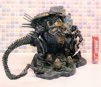 AvP series 2 (Alien Queen with Base vs. Scar Predator with Trophy Wall ) playset of McFarlane .