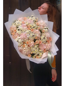 Необычный букет цветов из розовых гортензий, персиковой кустовой розы и сталиона