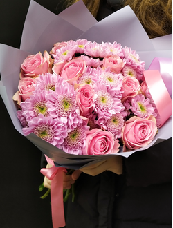 Букет из хризантемы, розовая хризантема, розовые розы. Недорогой букет для девушки