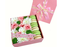 Подарочная коробка с цветами и макарунами в розовой гамме