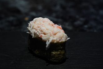 Гункан со спайси крабом