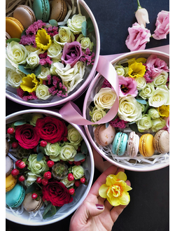 Сладости и цветы, конфеты, цветы с фруктами, персиковые розы