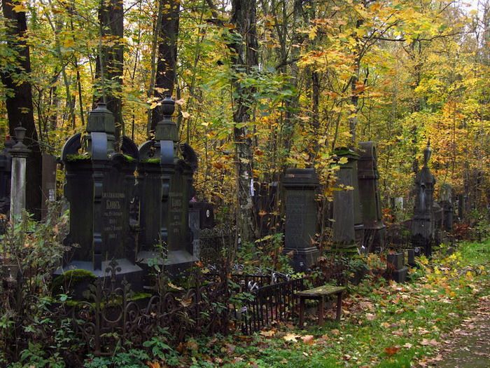 гранитные памятники на старом кладбище в Санкт-Петербурге
