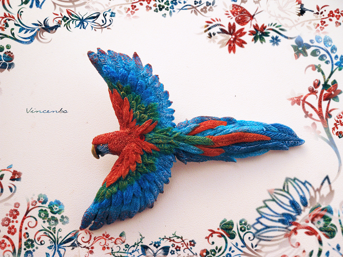 Необычная брошь в виде летящей птицы, попугая Ары, из коллекции волшебных украшений Vincento