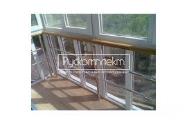 Ограждения балкона из нержавеющей стали с деревянным поручнем.
г. Екатеринбург.