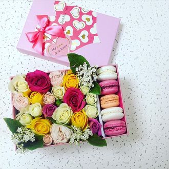 Прямоугольная коробочка с цветами и макаронс