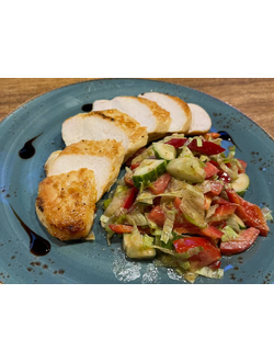 Куриная грудка гриль с овощным салатом