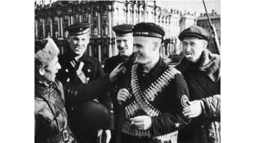 Морские пехотинцы в Ленинграде беседуют с местными ополченцами