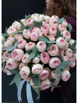 Букет в коробке из пионовидных роз, пионовые розы