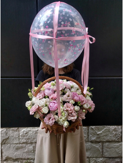Нежная корзина: пионы, кустовые розы, лизиантус (эустома), корзина с шариком, шарик с цветами