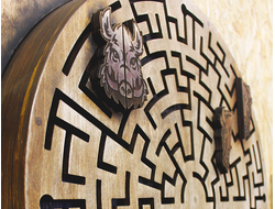 Round labyrinth with masks