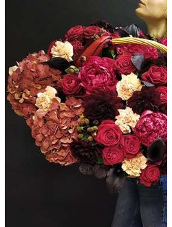 Большой яркий букет в корзине: гортензия, красные розы, пионы, георгины, дианутс. Огромные корзины