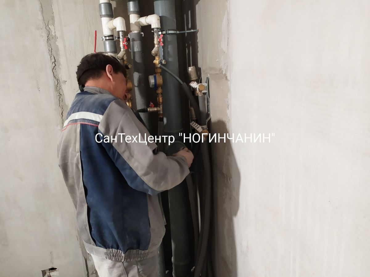 Специалист-сантехник в квартире новостройка жилищного комплекса Ногинск