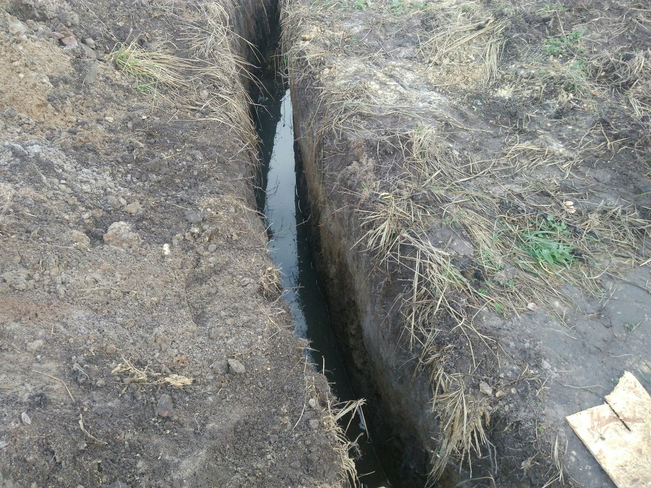 Копка траншеи под водопровод в Ногинском районе.