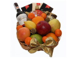 Вино, шоколад и фрукты в корзине