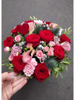 Красный свадебный букет: каллы, кустовые розы, бруния, диантус, розы. Букет невесты с каллами
