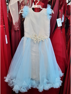 Бежево-голубое детское платье с золотистой вышивкой на поясе прокат Уфа