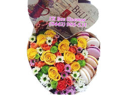 Букет-цветы в коробке формой сердце с макаруни