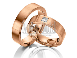 Классические обручальные кольца из красного золота с крупным бриллиантом в женском кольце прямоуголь