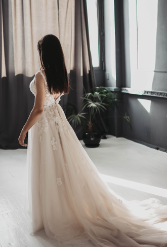 Свадебное платье со спущенными плечами, цветочными аппликациями, длинным шлейфом "Vikki"