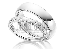 Классические обручальные кольца из белого золота с крупными бриллиантами в женском кольце