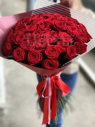 Букет 51 роза "Red Naomi"