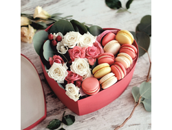 Набор "Любовь"- французкое пирожное макарон и цветы