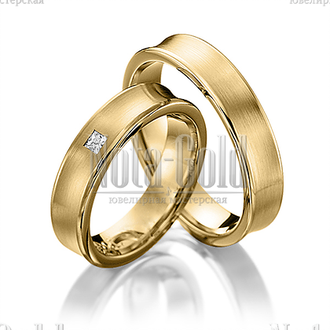 Классические обручальные кольца из желтого золота с квадратным бриллиантом в женском кольце