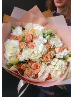 Недорогой букет цветов с доставкой в персиковых тонах из гортензии и кустовой розы
