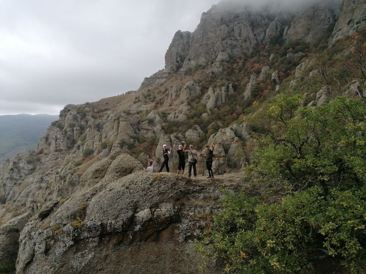 Походы по Крыму - пеший поход через горы к морю, долина привидений