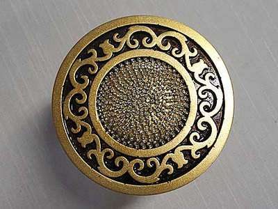 Цвет золото, под старину. Подхват украшен черненым мотивом