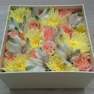 Нежная коробочка с розами, хризантемами и альстромериями