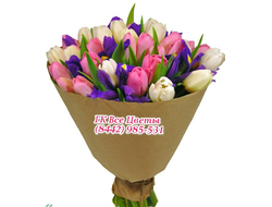 25 тюльпанов смешанных тоннов и 10 ирисов