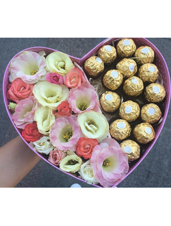 Большое сердечко с конфетками ферерро и цветами