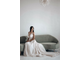 Свадебное платье со спущенными плечами, цветочными аппликациями, длинным шлейфом