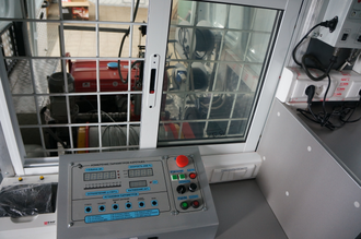 окно между лебедочным и лабораторным отсеками,  оборудованное металлической решеткой