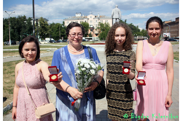 Директор гимназии №24 Ирина Смирнова с медалистками